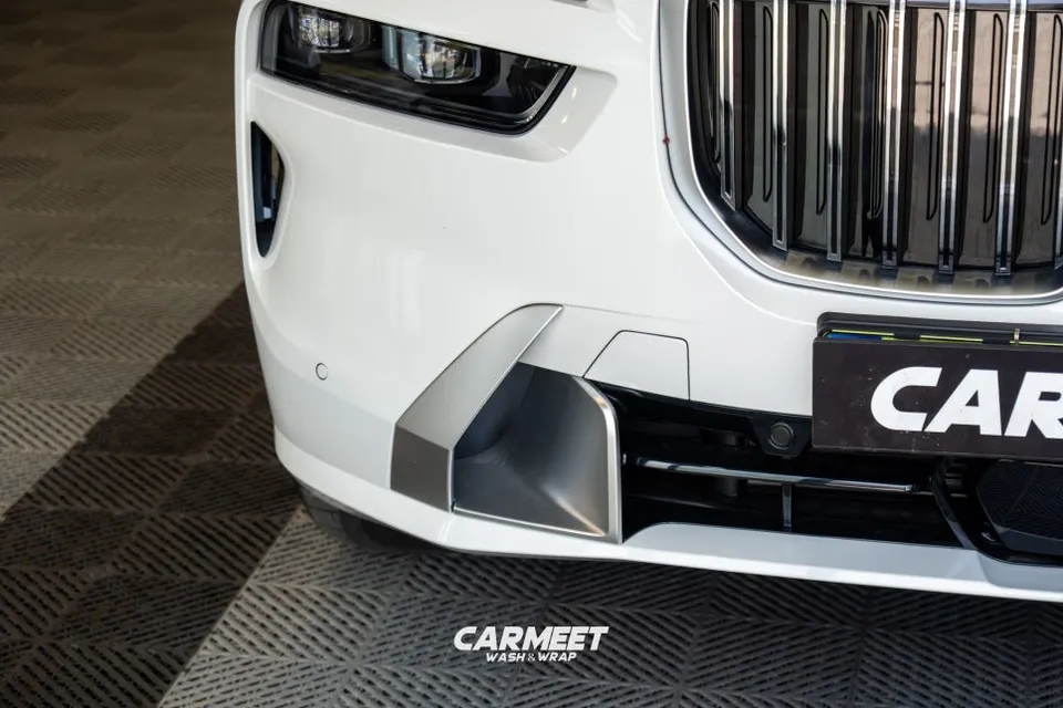 BMW X7のカーラッピング事例|クローム除去で精悍な印象に 施工写真 3-1
