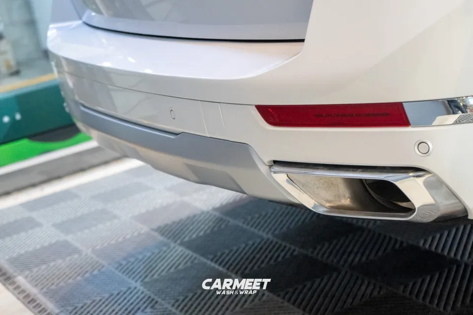 BMW X7のカーラッピング事例|クローム除去で精悍な印象に 施工写真 4-1