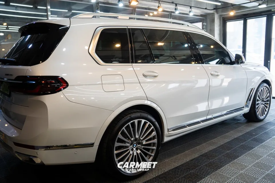 BMW X7のカーラッピング事例|クローム除去で精悍な印象に 施工写真 1-2