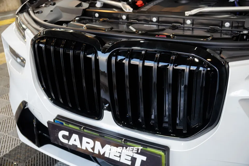BMW X7のカーラッピング事例|クローム除去で精悍な印象に 施工写真 4-2