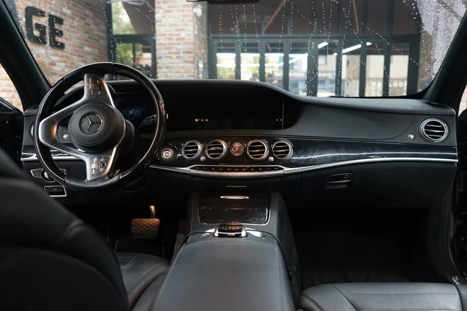 Mercedes-Benz S-Classのカーラッピング事例|内装カスタム 施工写真 2-1