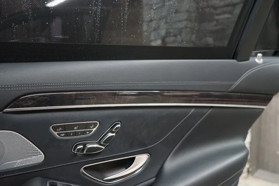 Mercedes-Benz S-Classのカーラッピング事例|内装カスタム 施工写真 3-2