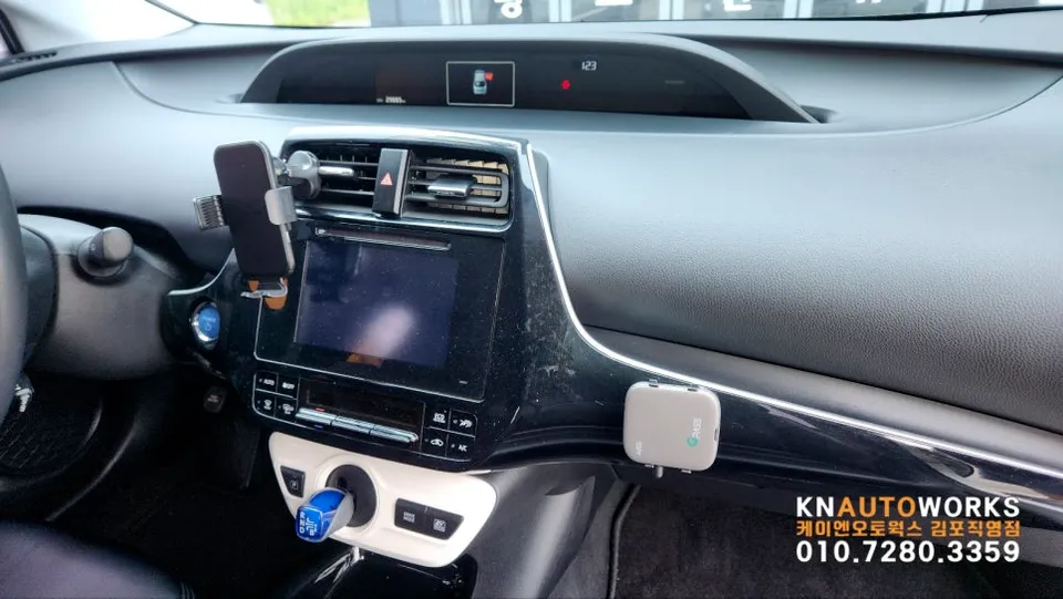 Toyota PriusのAndroid Auto・CarPlay取付事例 写真
