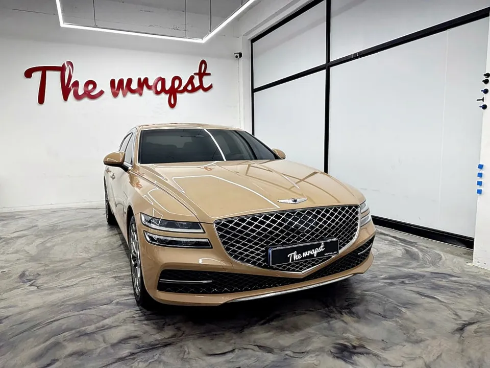 Genesis G80 RG3のカーラッピング事例|ピアノブラックで高級感アップ 施工写真 3-1