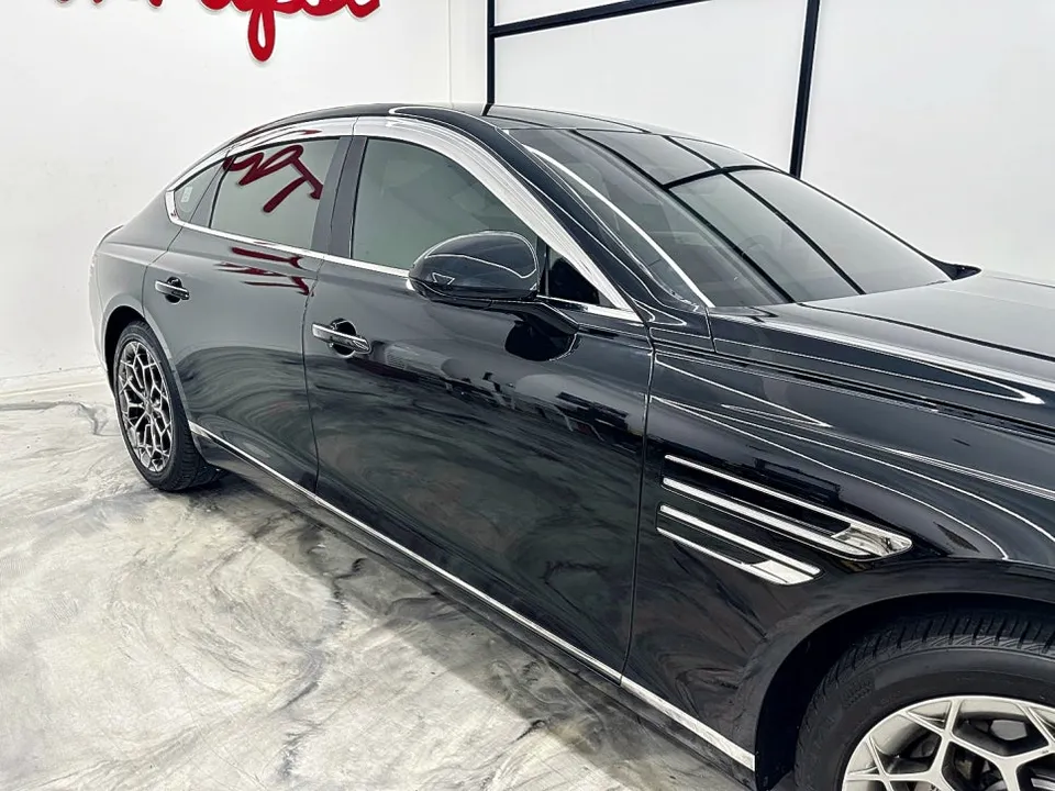 Genesis G80 RG3のカーラッピング事例|ピアノブラックで高級感アップ 施工写真 2-3
