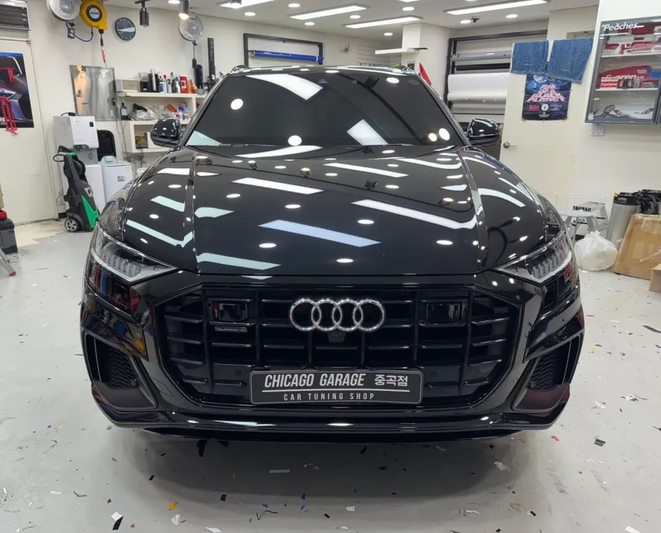 Audi Q8 Vinyl Wrap Review: Chrome Delete for a Sleek Look photo 2