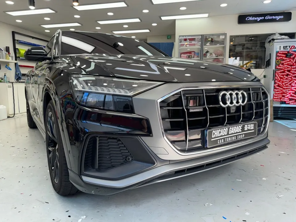 Audi Q8 vinyl wrap - Audi Q8 Vinyl Wrap Review: Chrome Delete for a Sleek Look photo 3