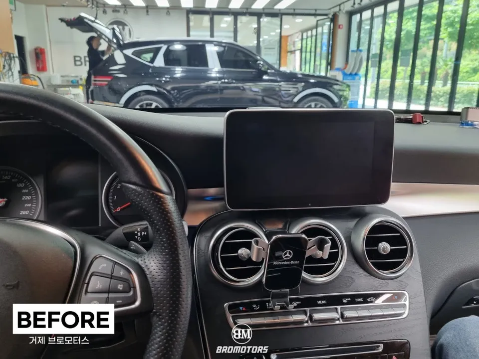 Mercedes-Benz GLC 300のAndroid Auto・CarPlay取付事例 施工写真 1-2