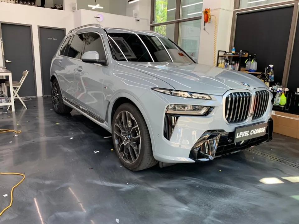 BMW X7のカーラッピング事例:クロームパーツのブラックアウト 施工写真 2-1