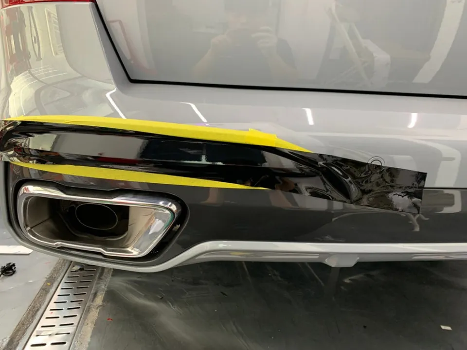 BMW X7のカーラッピング事例:クロームパーツのブラックアウト 施工写真 3-1