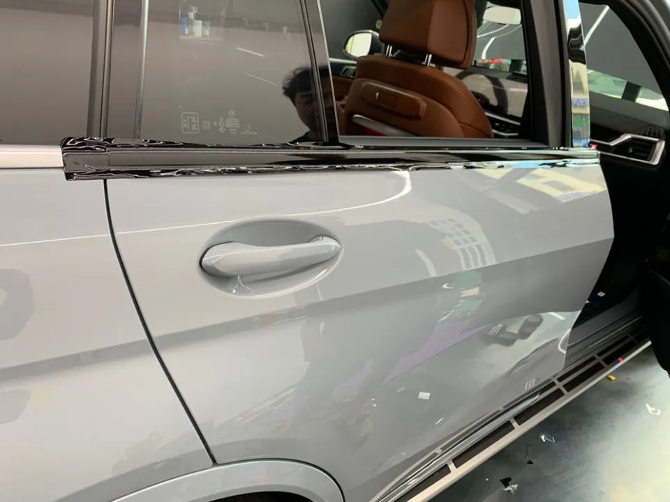 BMW X7のカーラッピング事例:クロームパーツのブラックアウト 施工写真 4-2
