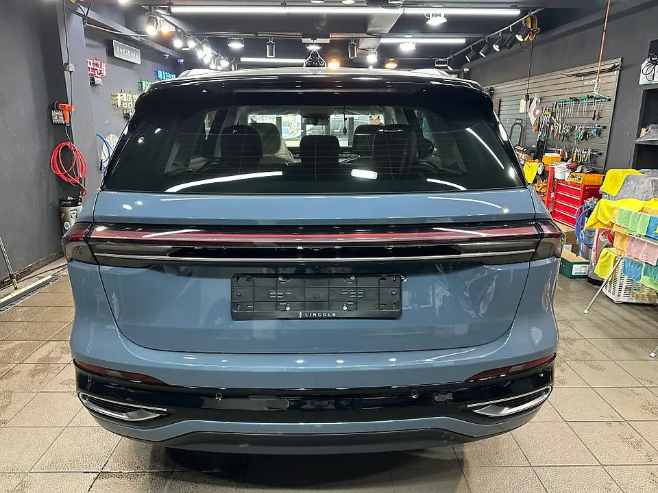 Lincoln Nautilusのカーラッピング事例|高光沢ホワイトの仕上がり 施工写真 2-1