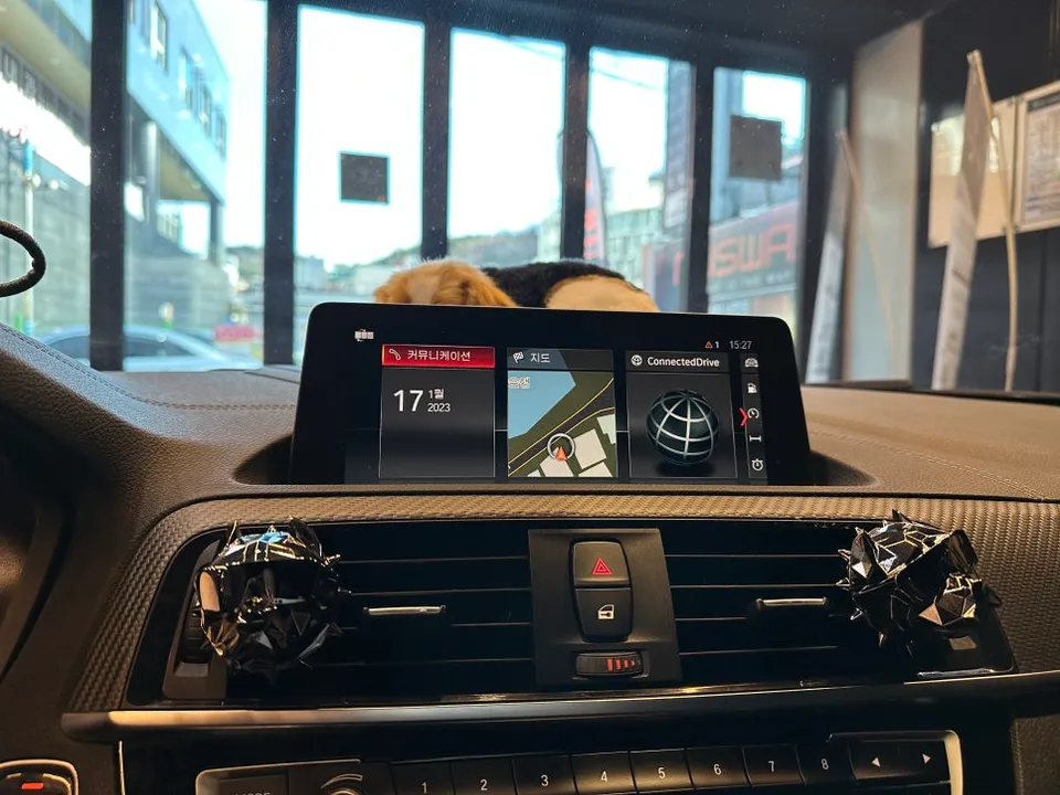 BMW M2 Android Head Unit Upgrade: Wireless CarPlay & Red Seatbelt photo 2