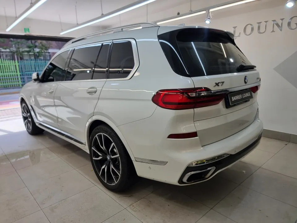 BMW X7のカーラッピング事例|費用目安・仕上がり 施工写真 3-2