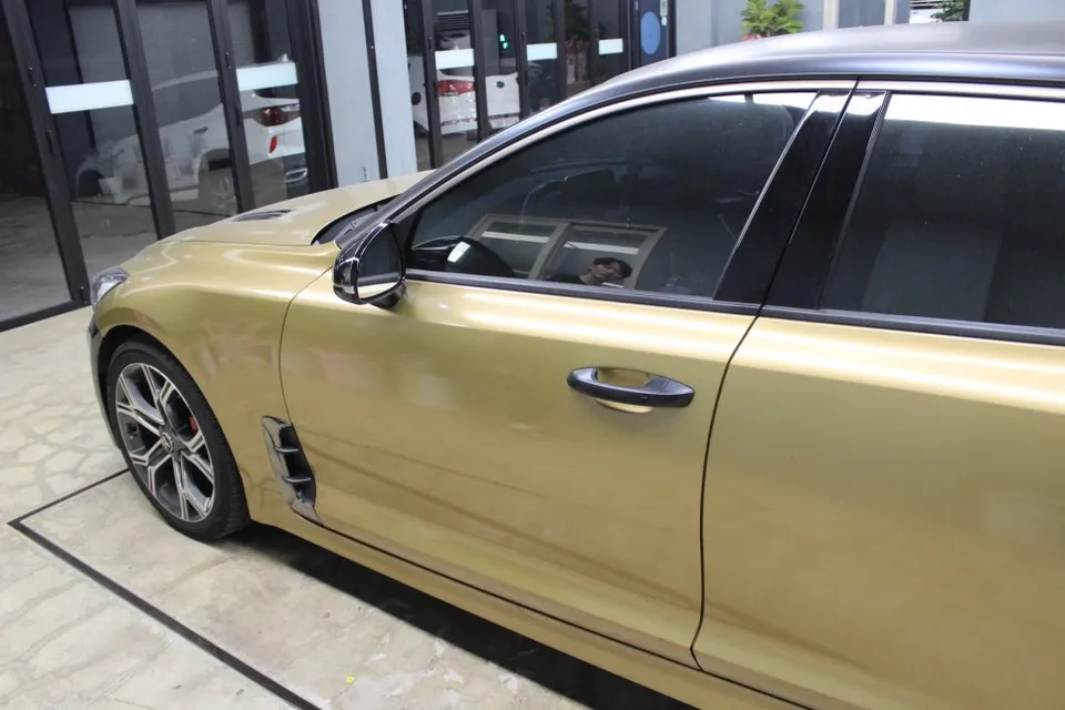 Kia Stingerのカーラッピング事例｜費用目安・仕上がり 施工写真 3-2
