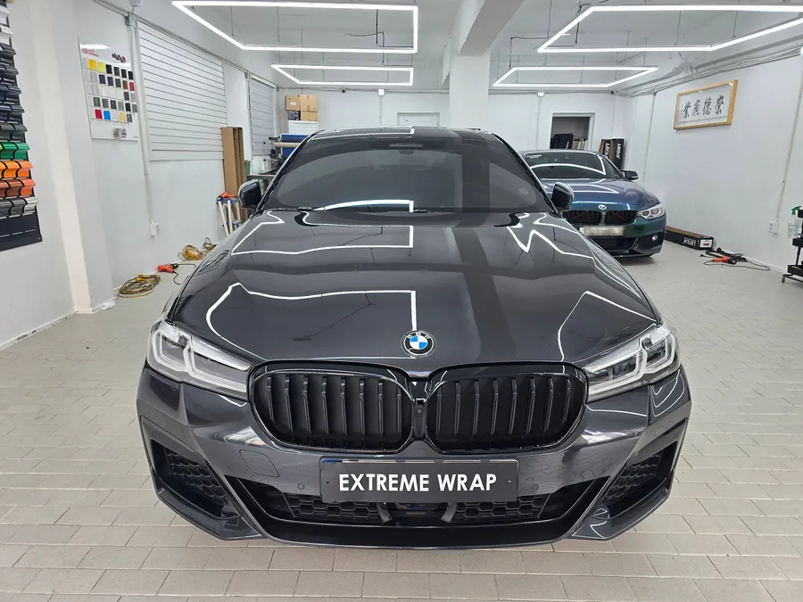 BMW 5 Series G30 カーラッピング事例：サテンダークグレー 写真