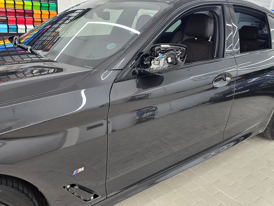 BMW 5 Series G30 カーラッピング事例:サテンダークグレー 施工写真 3-1