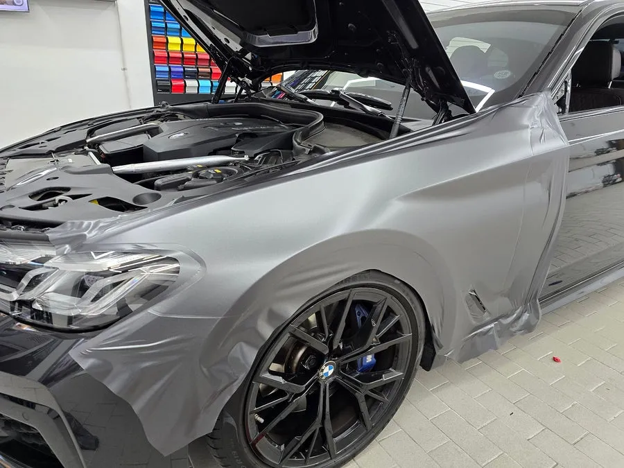 BMW 5 Series G30 カーラッピング事例:サテンダークグレー 施工写真 2-3