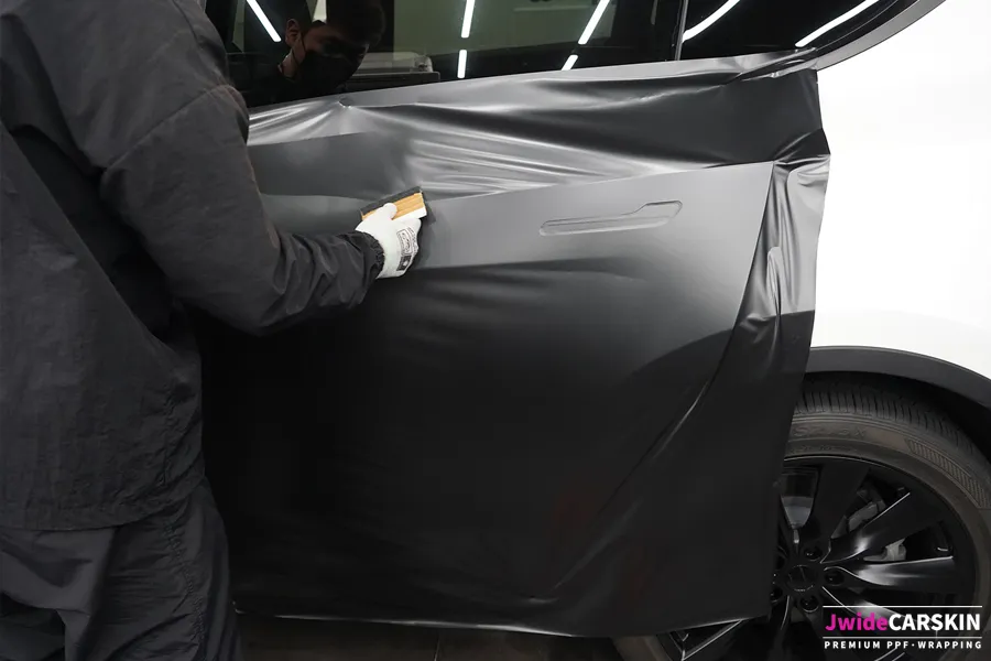 Tesla Model Y PPF施工事例｜サテンブラックロックグレイメタリック 施工写真 3-1