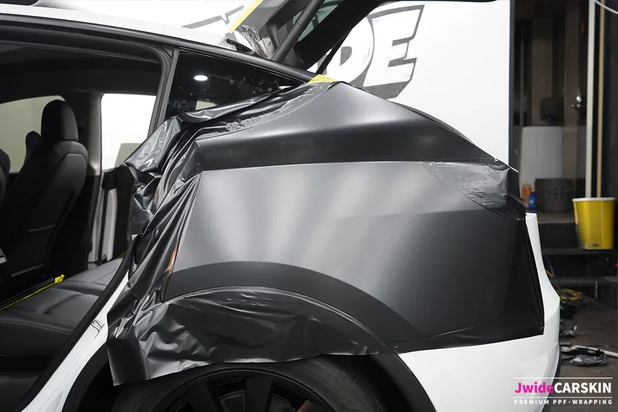 Tesla Model Y PPF施工事例｜サテンブラックロックグレイメタリック 施工写真 1-2