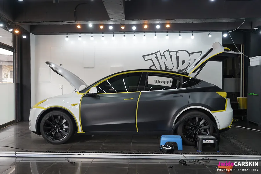 Tesla Model Y PPF施工事例｜サテンブラックロックグレイメタリック 施工写真 3-2