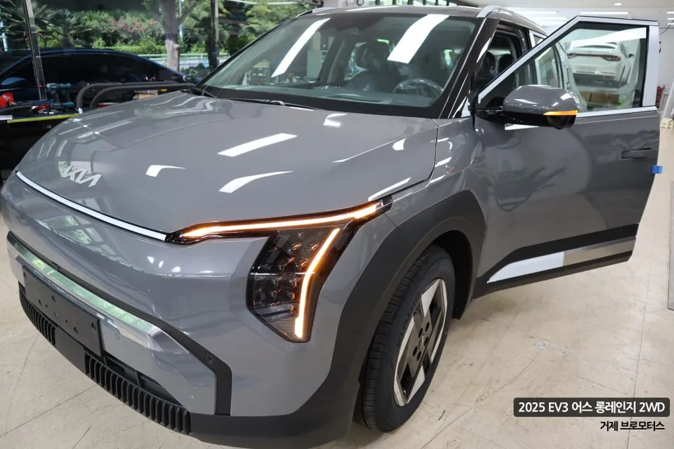 Kia EV3 ambient lighting - Kia EV3 Ambient Lighting Review: Cost & Results photo 5