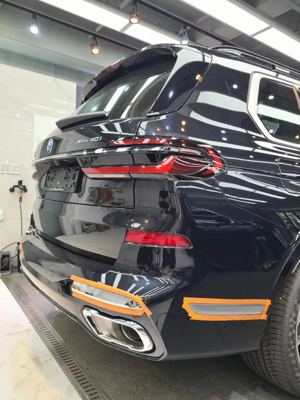 BMW X7 vinyl wrap - BMW X7 Chrome Delete & Black Grill Wrap Review photo 4