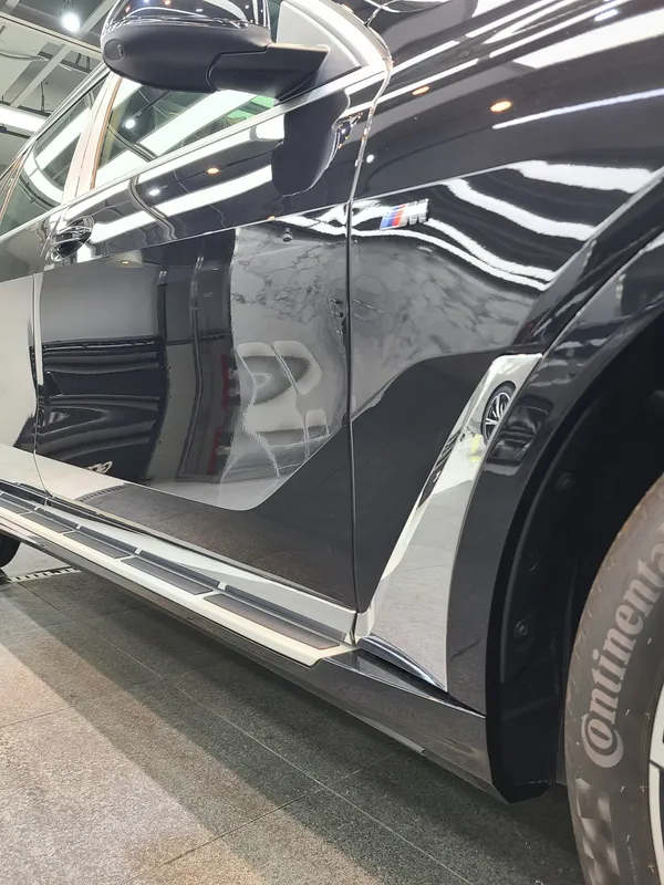 BMW X7 vinyl wrap - BMW X7 Chrome Delete & Black Grill Wrap Review photo 5