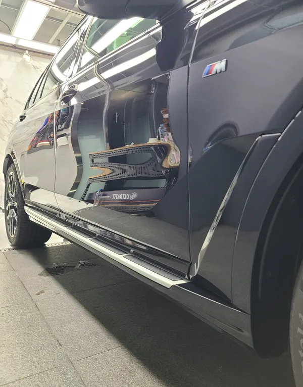 BMW X7 vinyl wrap - BMW X7 Chrome Delete & Black Grill Wrap Review photo 6