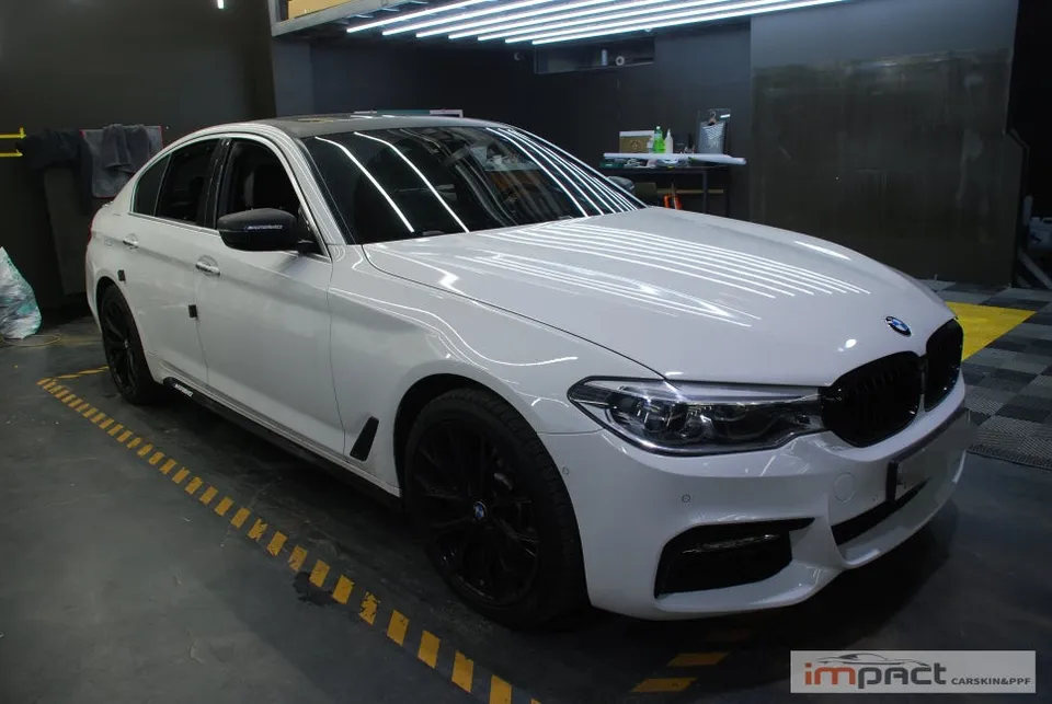 BMW 5 Seriesのカーラッピング事例|費用目安・仕上がり 施工写真 2-1