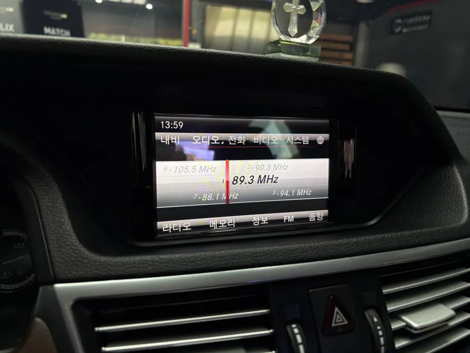 Mercedes-Benz E-ClassのAndroid Auto・CarPlay取付事例 施工写真 2-1