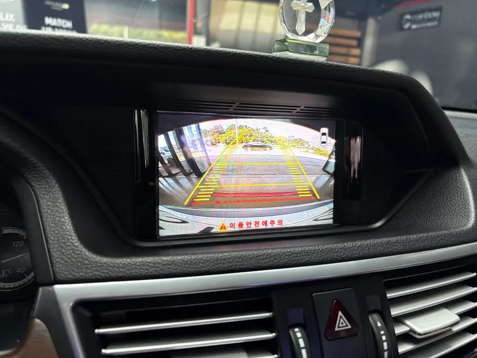 Mercedes-Benz E-ClassのAndroid Auto・CarPlay取付事例 施工写真 3-1