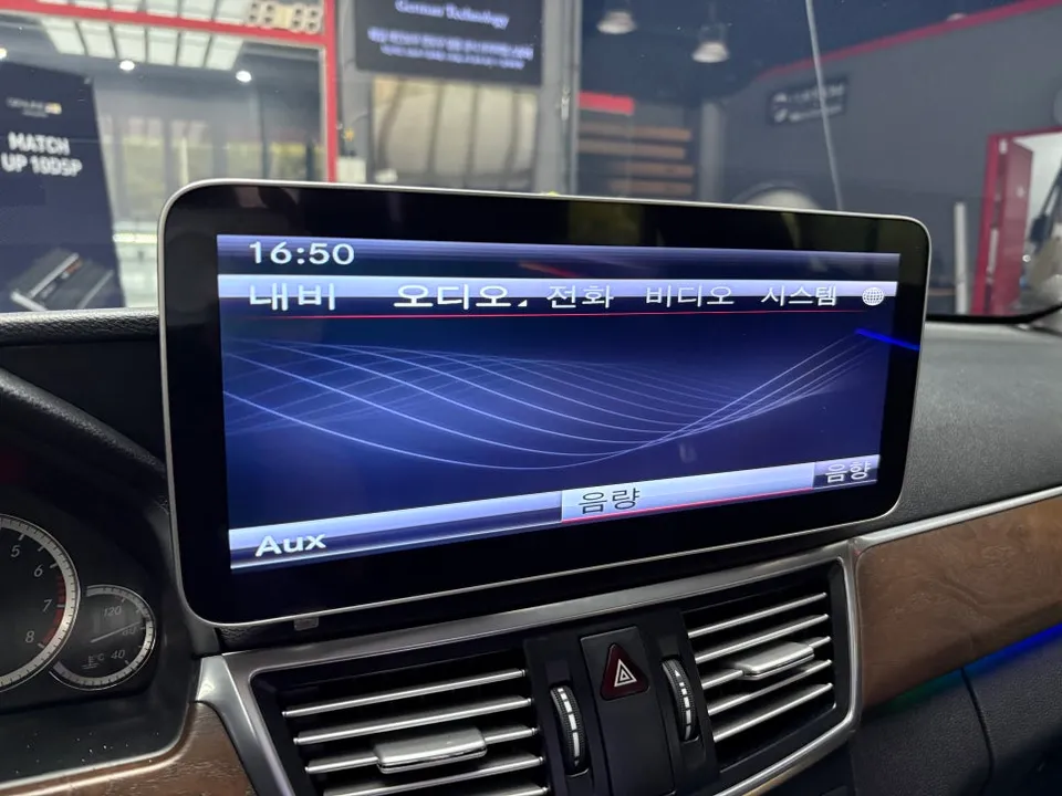 Mercedes-Benz E-ClassのAndroid Auto・CarPlay取付事例 施工写真 1-3