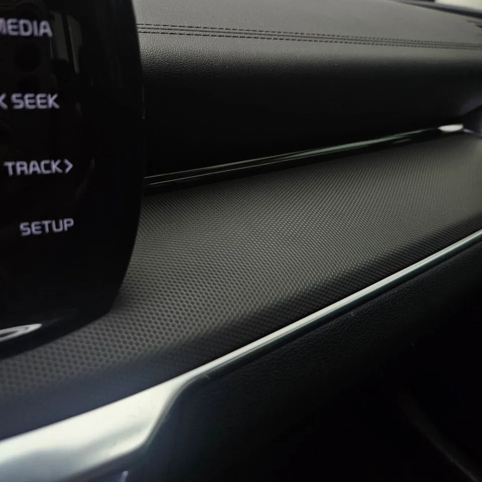Kia K5 DL3のカーラッピング事例|高級感ある室内へ 施工写真 3-2