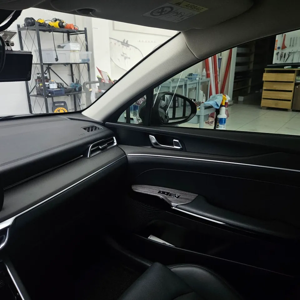 Kia K5 DL3のカーラッピング事例|高級感ある室内へ 施工写真 1-3