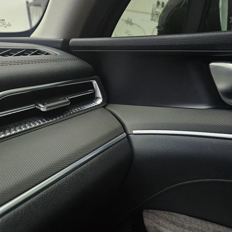 Kia K5 DL3のカーラッピング事例|高級感ある室内へ 施工写真 2-3