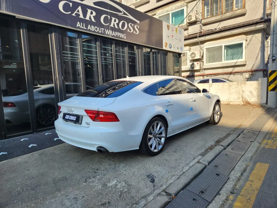 Audi A7のカーラッピング事例｜内装カスタムで高級感アップ 施工写真 2-1