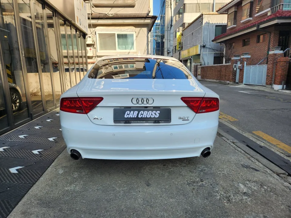 Audi A7のカーラッピング事例｜内装カスタムで高級感アップ 施工写真 3-1
