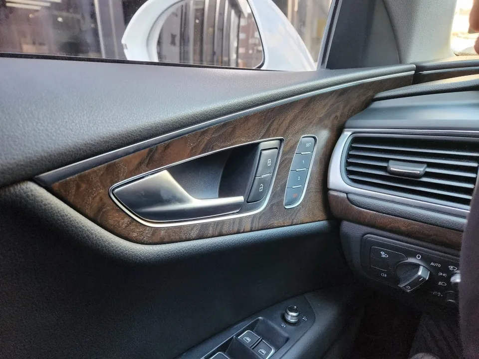 Audi A7のカーラッピング事例｜内装カスタムで高級感アップ 施工写真 1-2