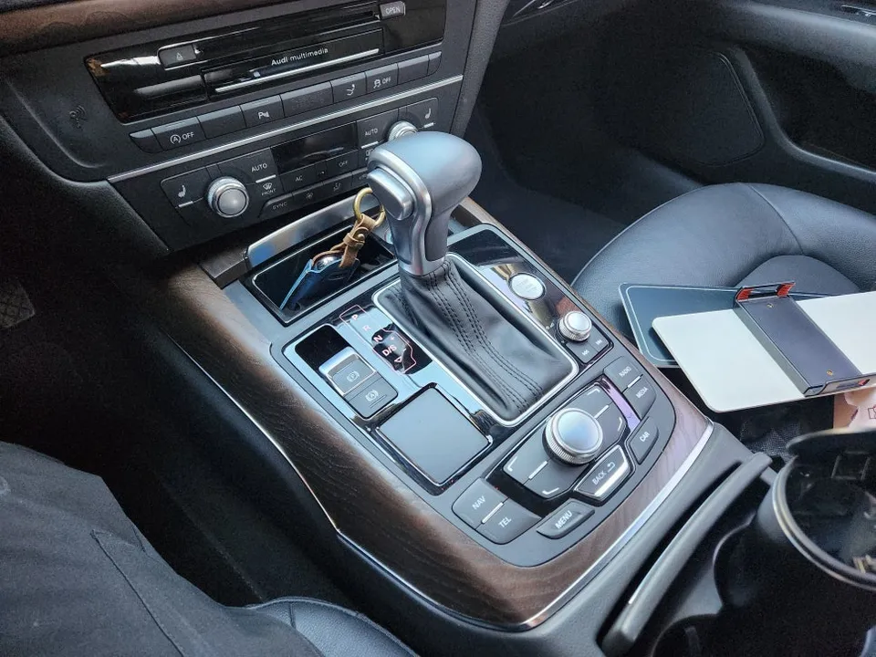 Audi A7のカーラッピング事例｜内装カスタムで高級感アップ 施工写真 3-2