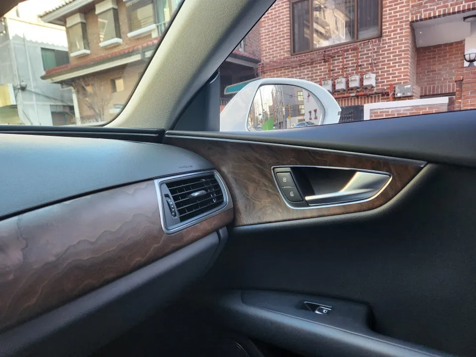 Audi A7のカーラッピング事例｜内装カスタムで高級感アップ 施工写真 2-3