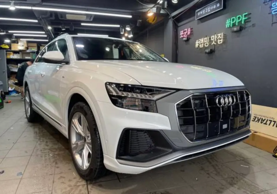 Audi Q8のカーラッピング事例｜クロームdeleteで印象激変 施工写真 3-1