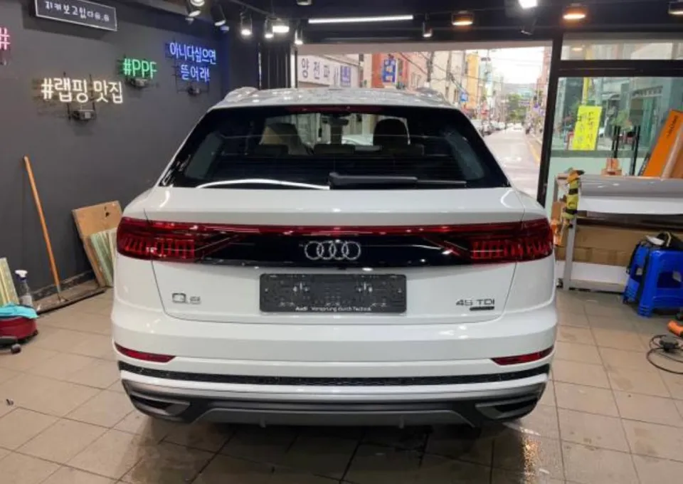 Audi Q8のカーラッピング事例｜クロームdeleteで印象激変 施工写真 1-2