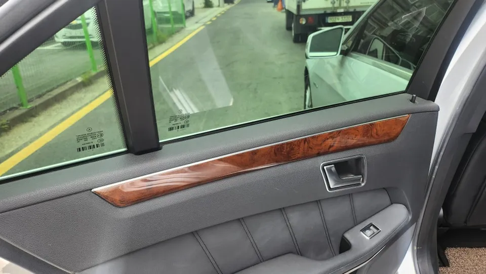 メルセデス・ベンツ W212のインテリアラッピング事例 施工写真 2-2