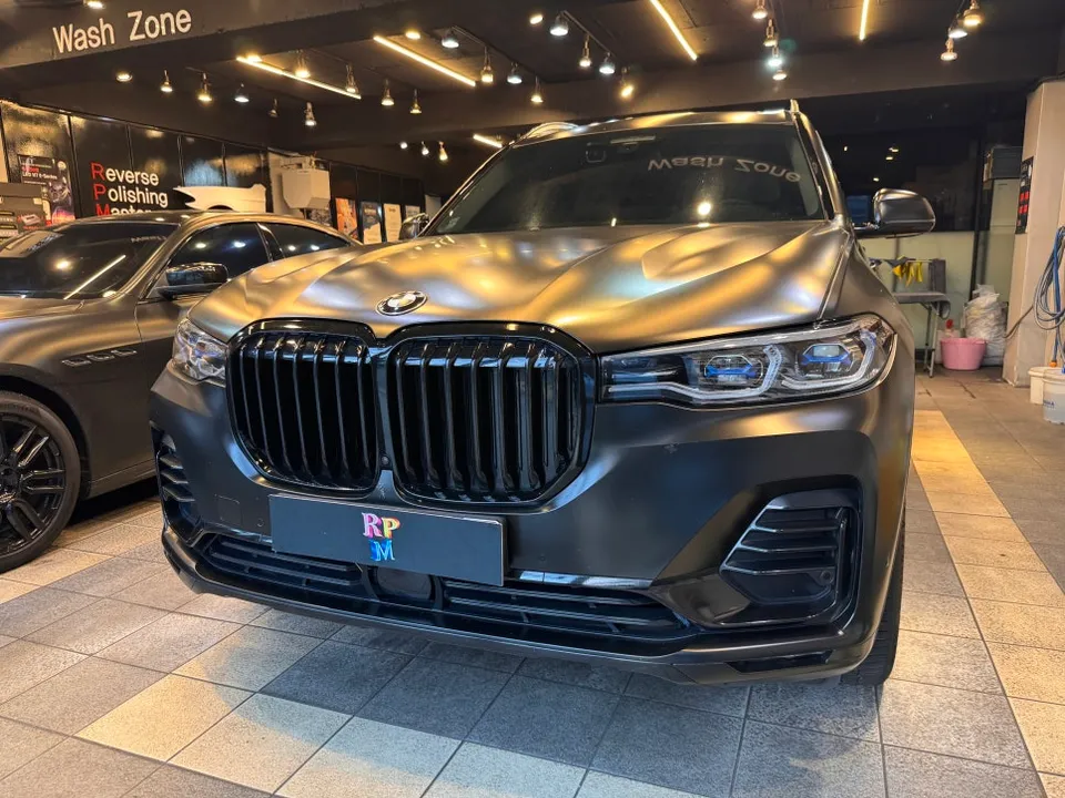 BMW X7 ambient lighting review