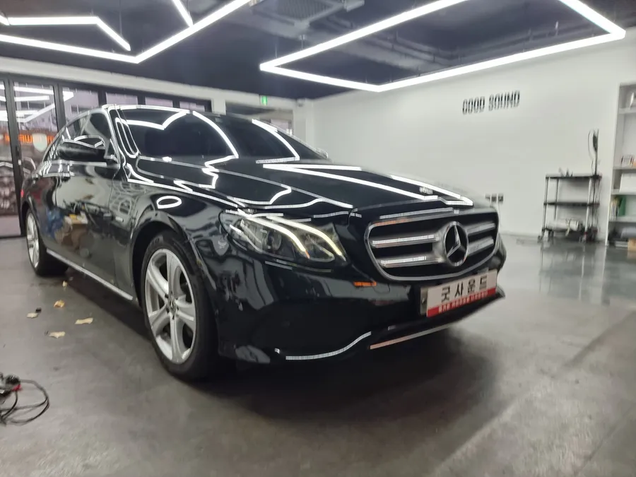 Mercedes-Benz Eクラス W213のドラレコ取付事例｜費用目安・仕上がり 施工写真 1-3