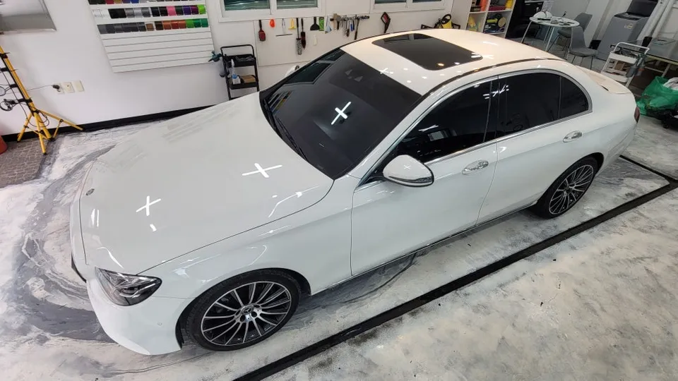 Mercedes-Benz Eクラスのカーラッピング事例|費用目安・仕上がり 施工写真 2-3