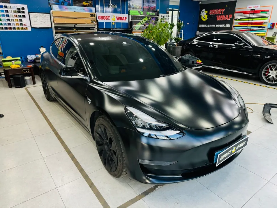 Tesla Model 3のカーラッピング事例｜クロームパーツの引き締め効果 施工写真 2-1