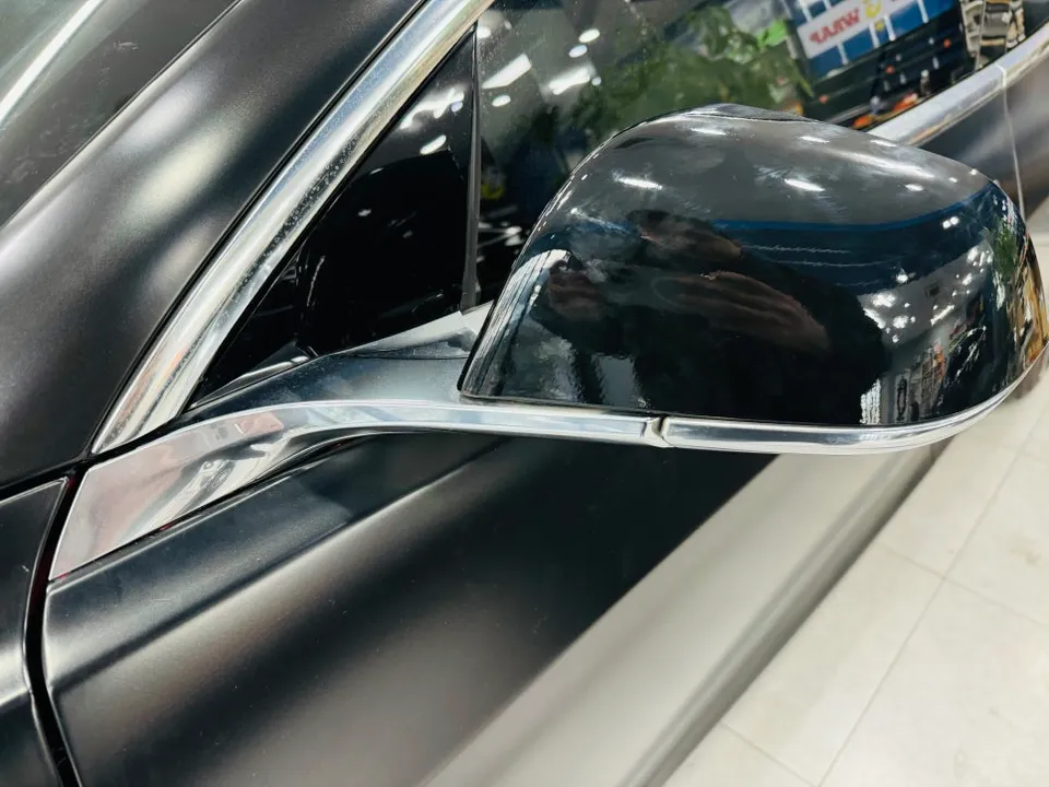 Tesla Model 3のカーラッピング事例｜クロームパーツの引き締め効果 施工写真 3-1