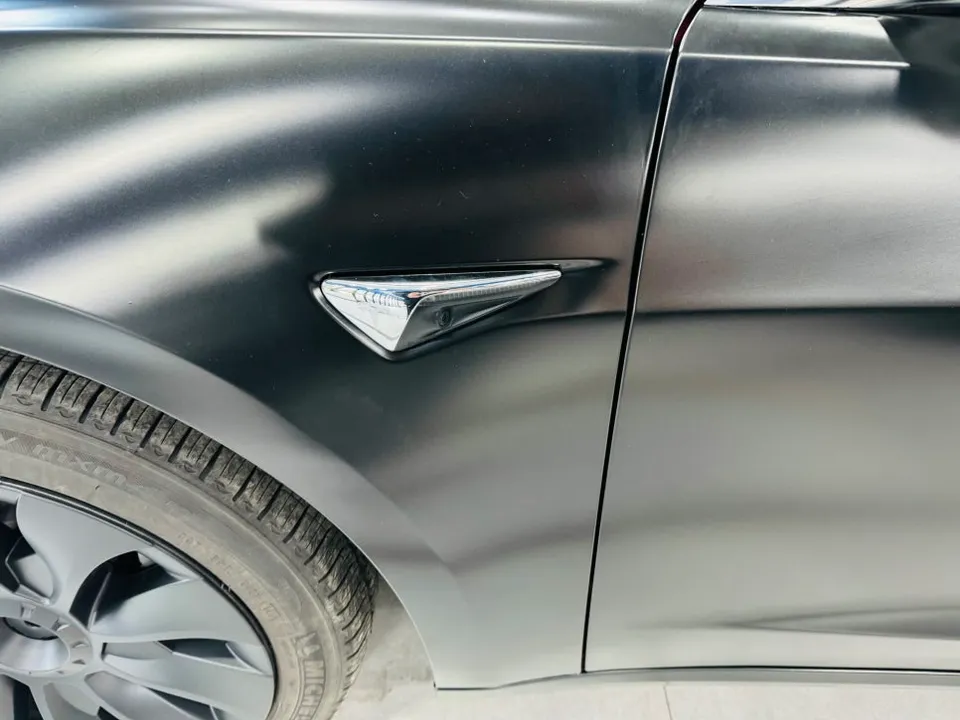 Tesla Model 3のカーラッピング事例｜クロームパーツの引き締め効果 施工写真 1-2